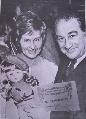 Mme Giroud reçoit le diplôme du Meilleur Jouet 1972 pour Sylvia